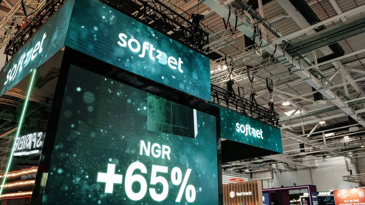 Stand Soft2Bet affichant la hausse de NGR de 65 % rapportée pour le moteur MEGA