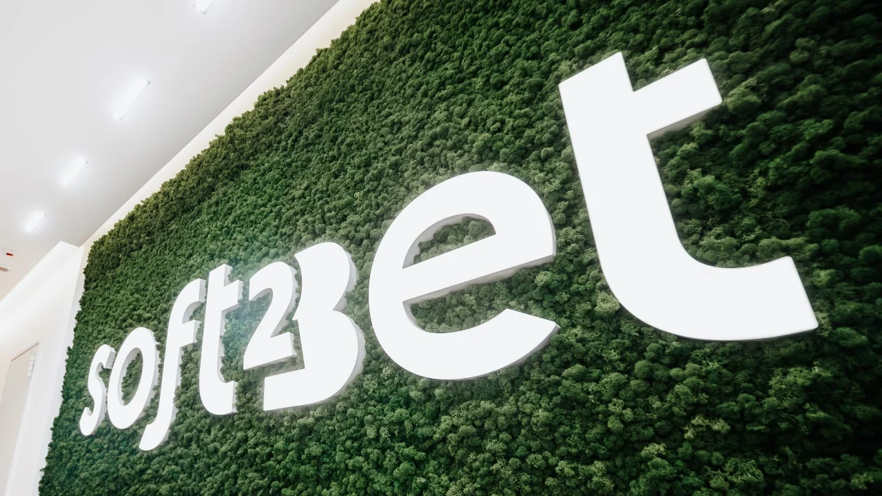 Le logotype Soft2Bet fixé sur un mur végétal à l'intérieur des bureaux de l'entreprise