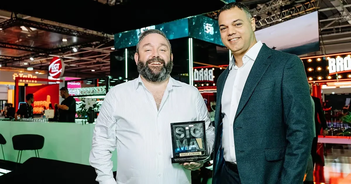 Des représentants de Soft2Bet tenant le prix SiGMA Outstanding Contribution to Gaming 2024